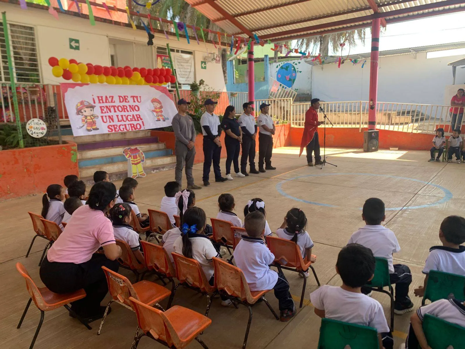 Club Bomberitos en actividad con niños