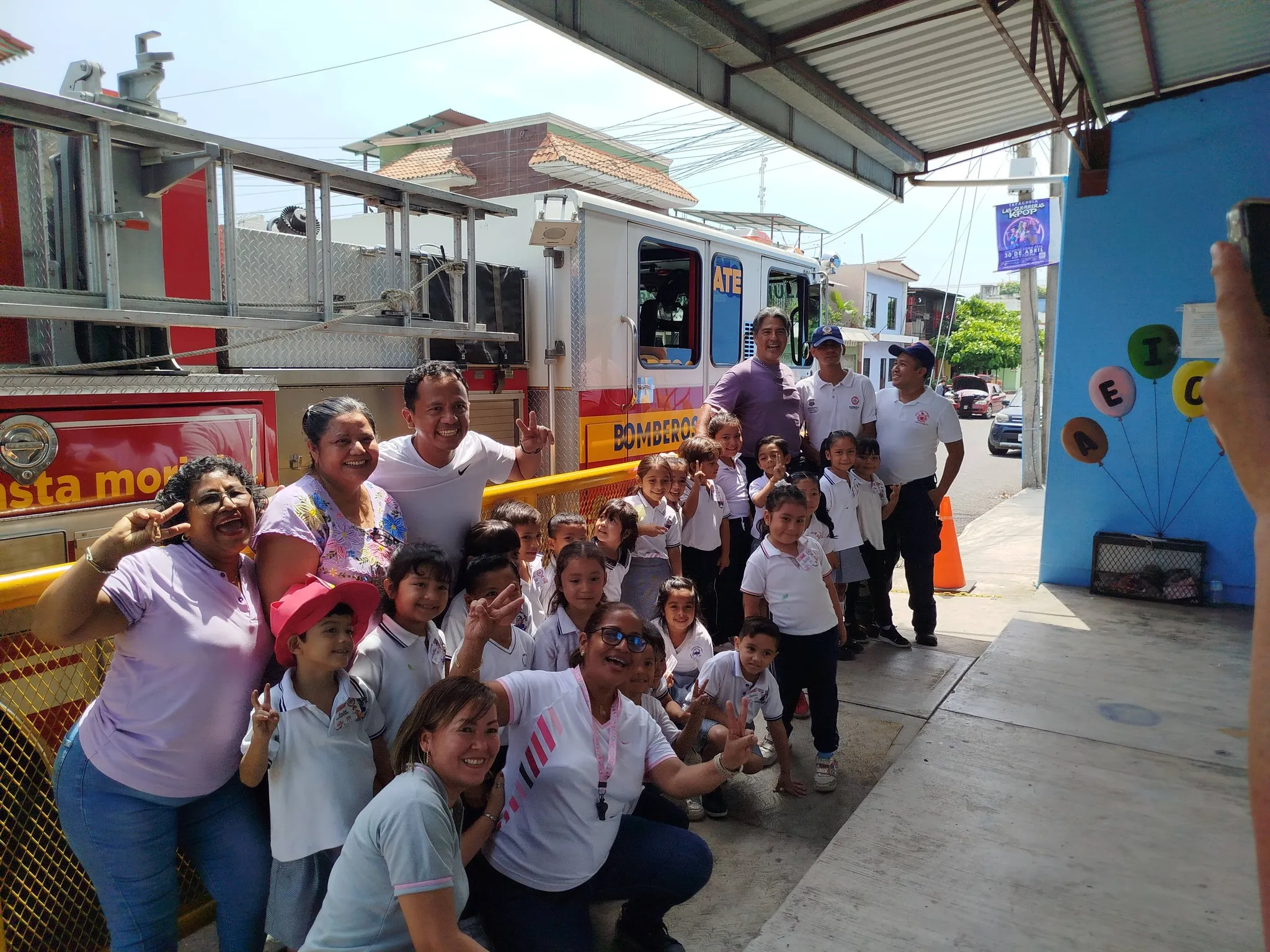 Niños conociendo el camión de bomberos