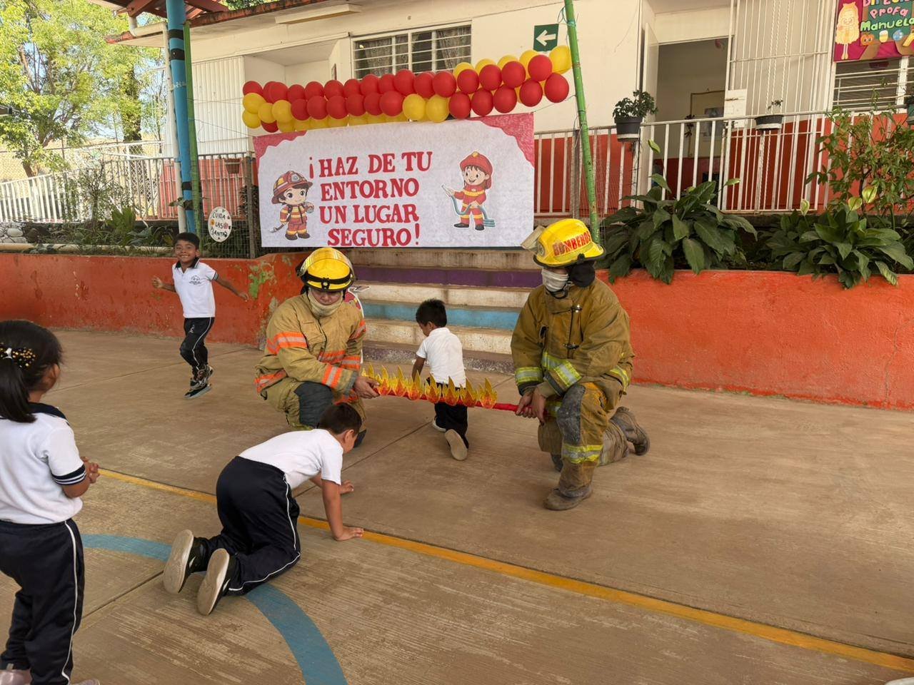 Club Bomberitos visita jardín de niños